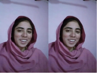 Paki Girl Shows her Pussy