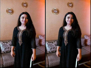 Sexy Desi girl Shows Boobs Part 2