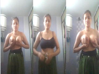 Sexy Desi girl Shows Her Boobs and Pussy