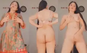 Sexy Desi Girl Shows Nude Body