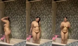 Sexy Desi Bhabhi Bathing