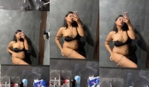 Sexy Desi girl Record Boobs Selfie