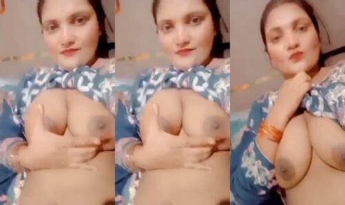 Desi Girl Shows Boobs