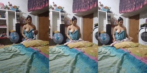Sexy Desi Girl Shows Her Boobs