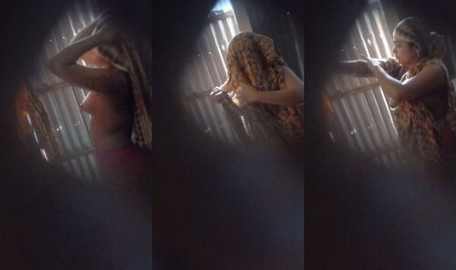 Sexy Desi Bhabhi Bathing