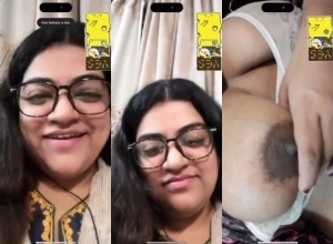Horny Desi Girl Fingering Shows big Boobs on VC