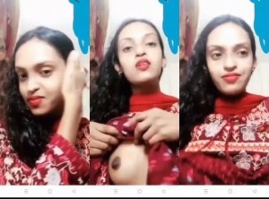 Desi Girl Shows Boobs